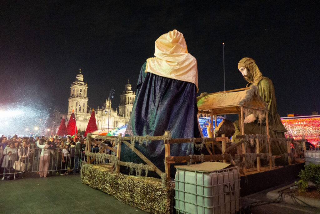 Miles de personas visitan al niño dios más grande 