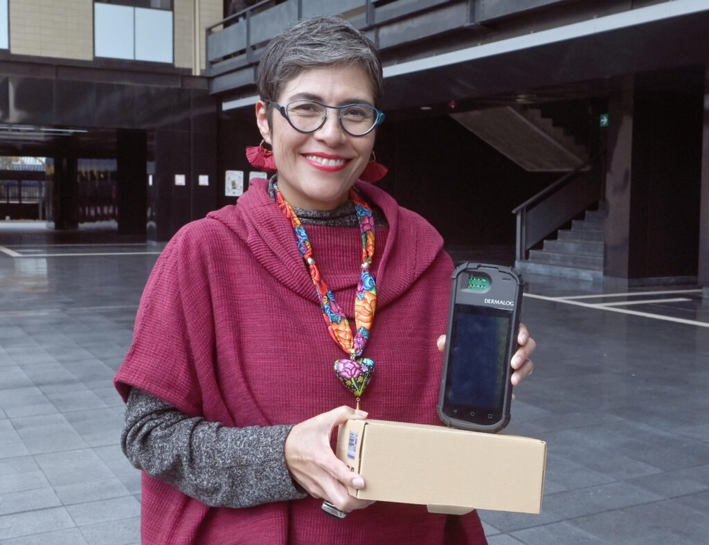 Recibe la UNAM escáner biométrico portátil 