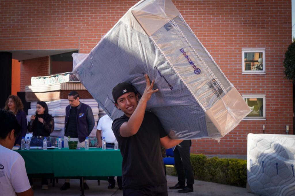 UACh renueva colchones en  Servicios Habitacionales