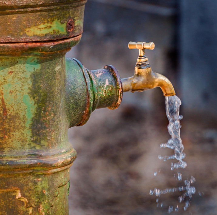 El costo hídrico oculto de la botella de plástico
