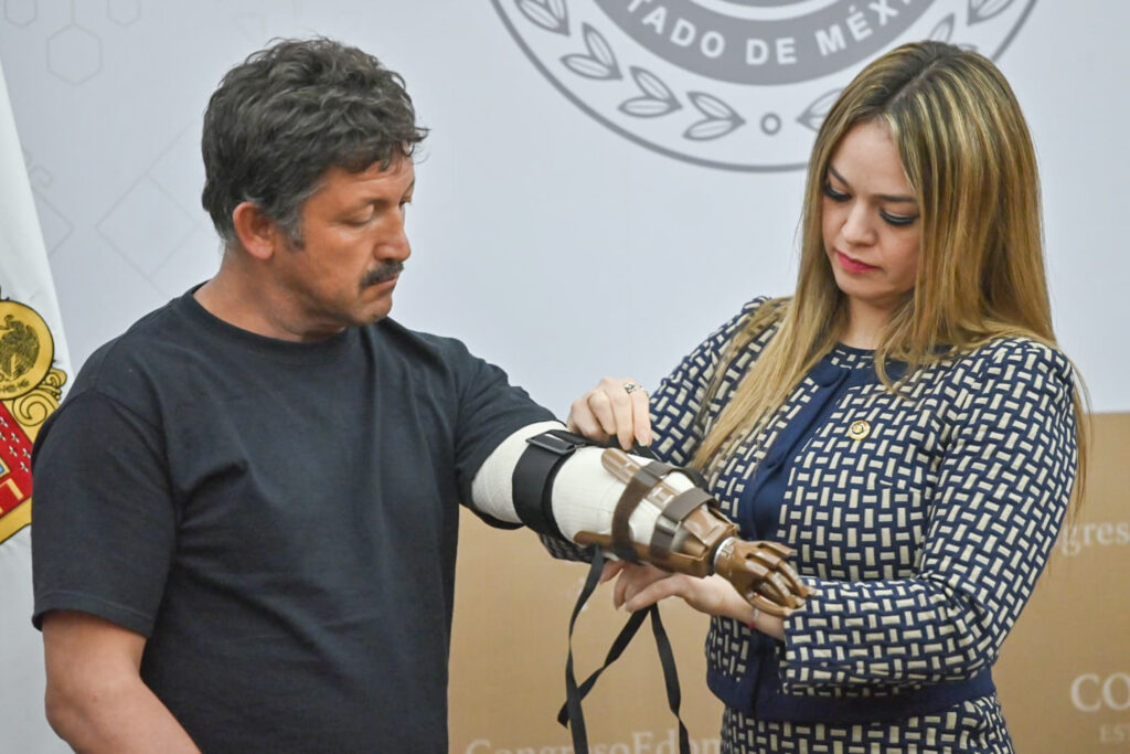 Promueven colaboración para entrega de prótesis