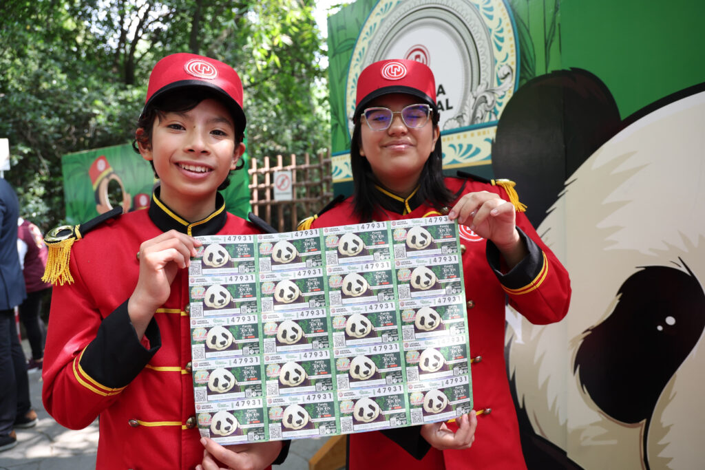 Develan billete de lotería por los 35 años de Xin-Xin