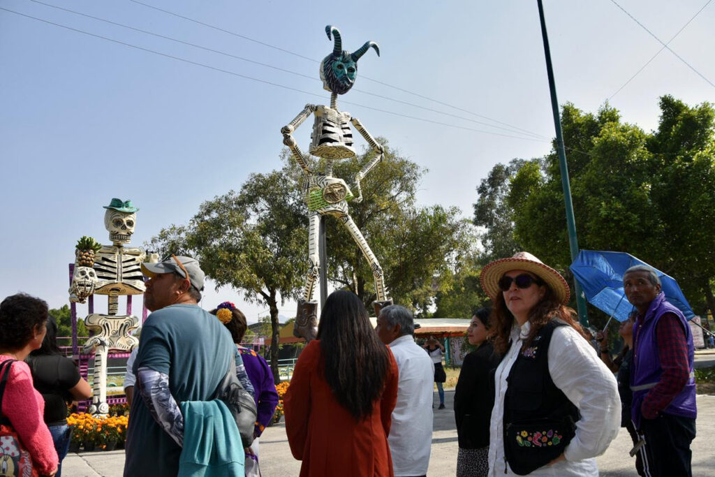 Inaugura Utopía Olini “Procesión”: ofrenda tradicional