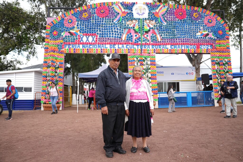 Artesanos otomíes crean arco de bienvenida en Chapingo