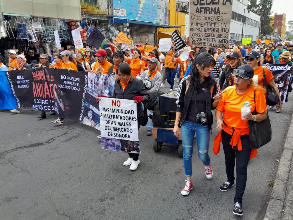 Exigen fin a la venta de animales en Mercado de Sonora