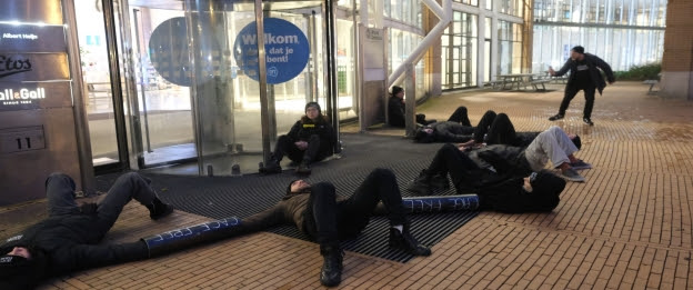 Activistas se encadenan a empresa internacional