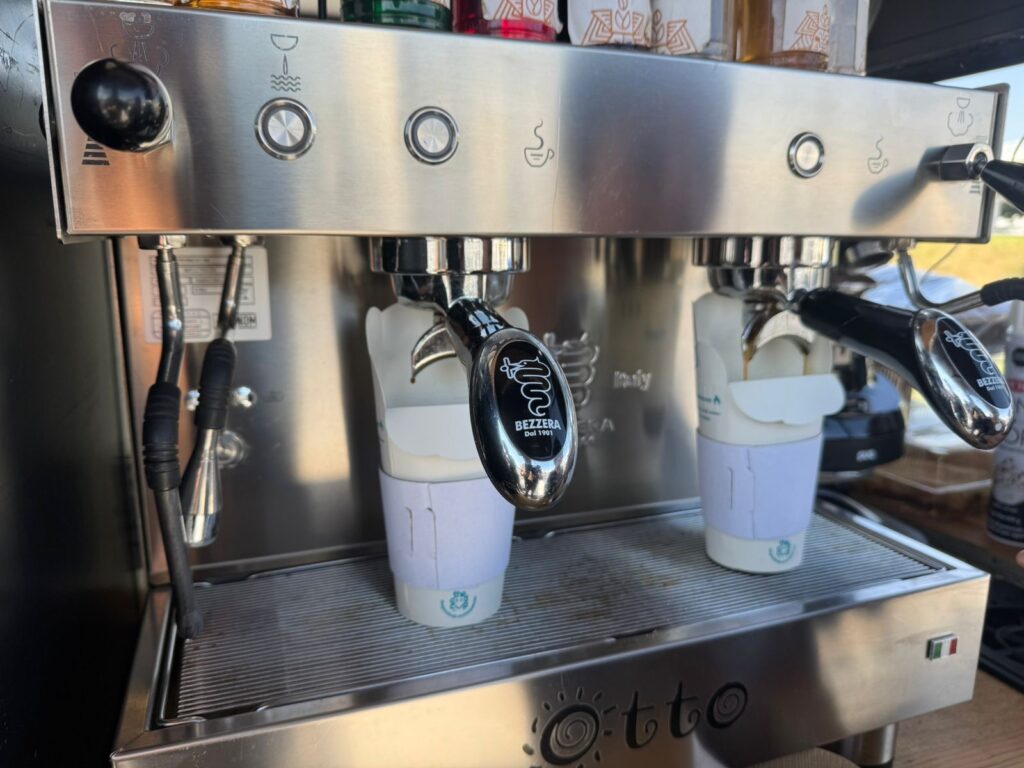 800 mil millones de vasos y tapas desechables