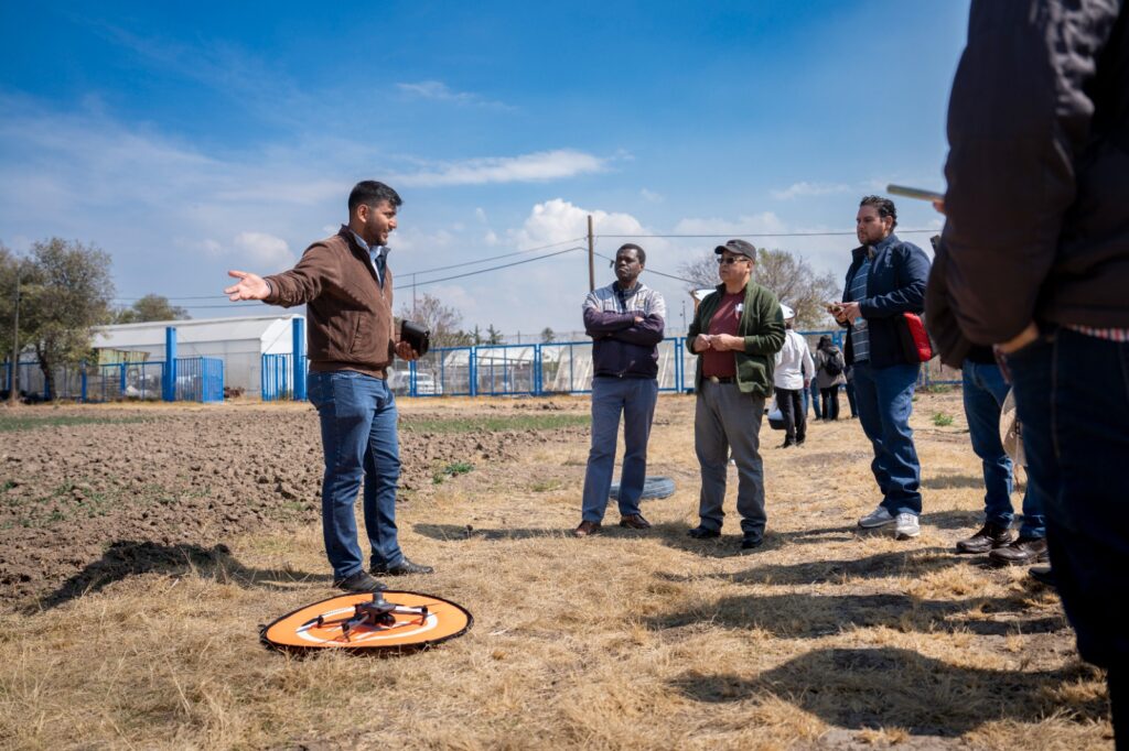 En Chapingo: profesorado se capacita en vuelo con dron
