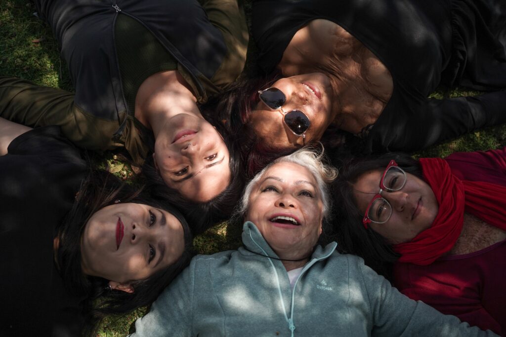 Cicatrices- flores y reflejos. Sanar frente a la violencia