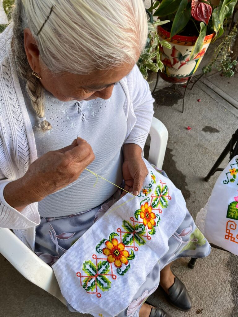 Preservan el bordado ritual otomí en Salamanca