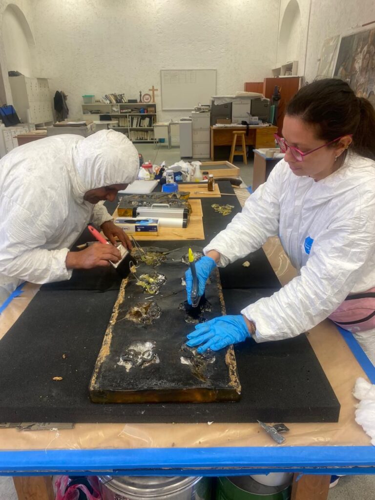 Restauran panel “Tzompantli” de mural de Rafael Cauduro