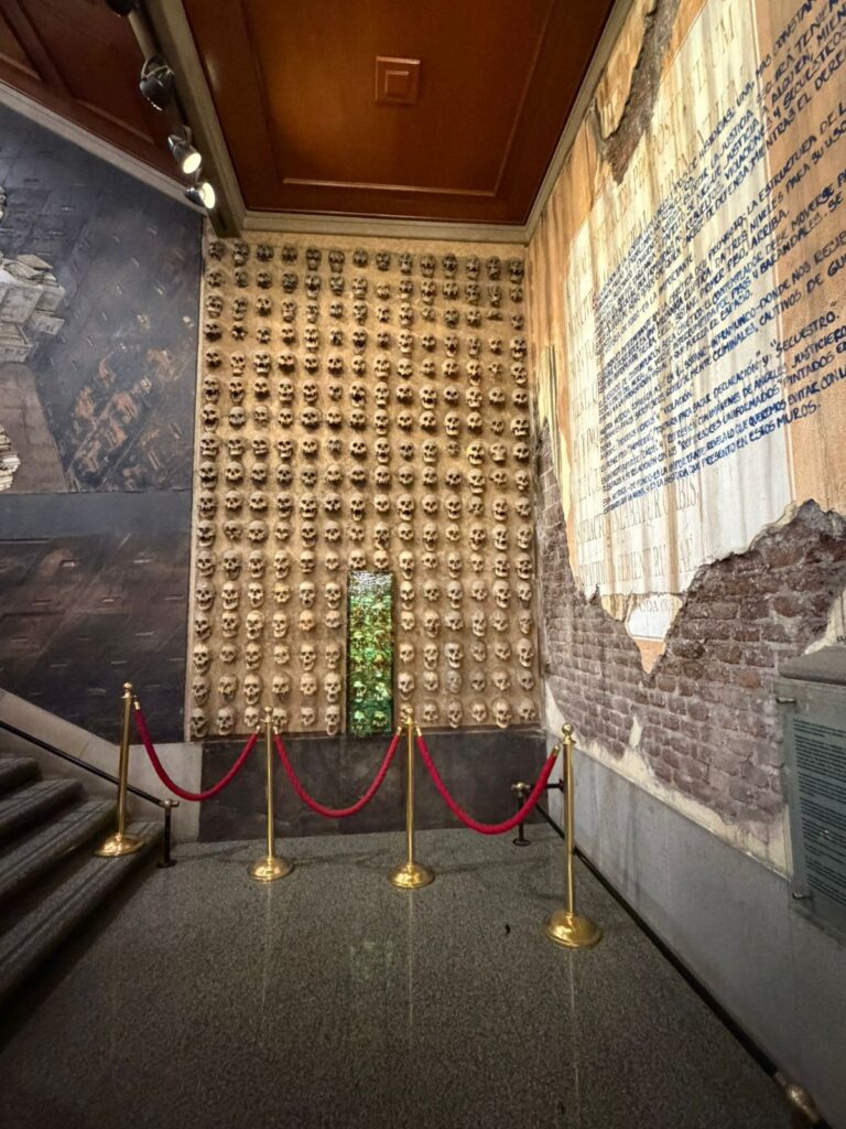 Restauran panel “Tzompantli” de mural de Rafael Cauduro