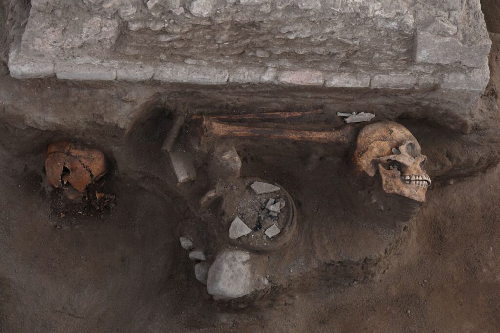 El INAH descubre altar y ofrendas a las afueras de Tula