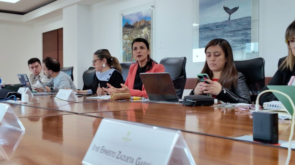 Ministra de Medio Ambiente de Colombia miente 