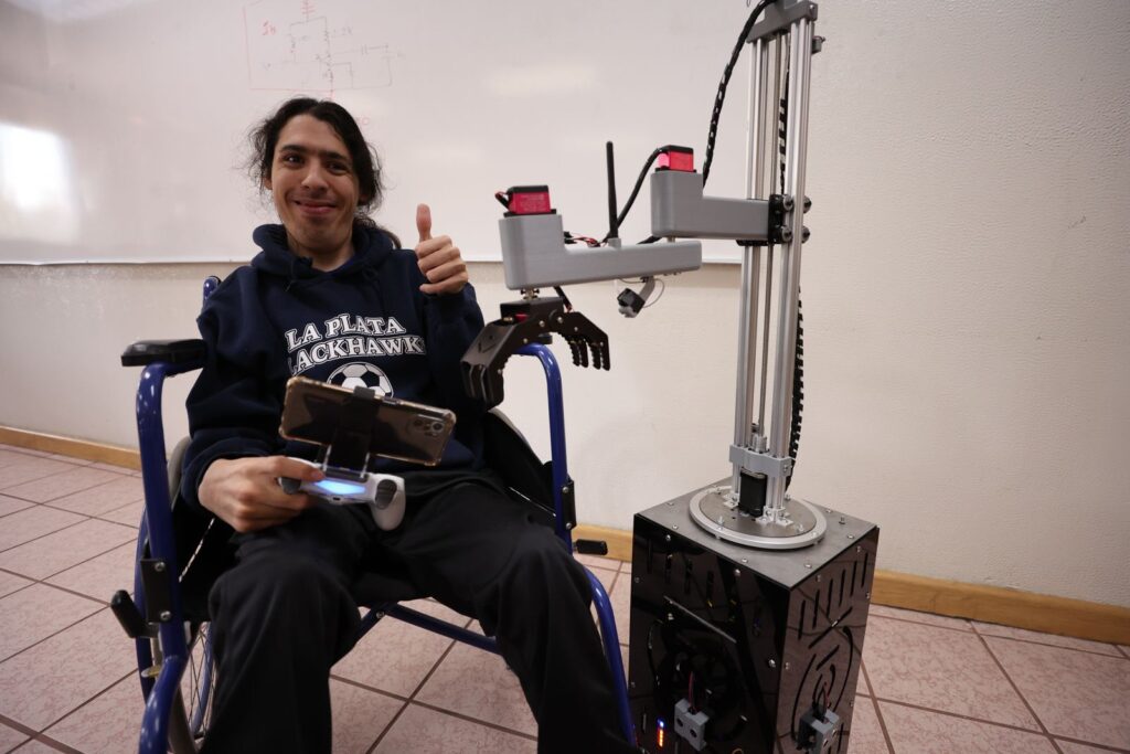 Desarrolla IPN robot para personas con discapacidad 