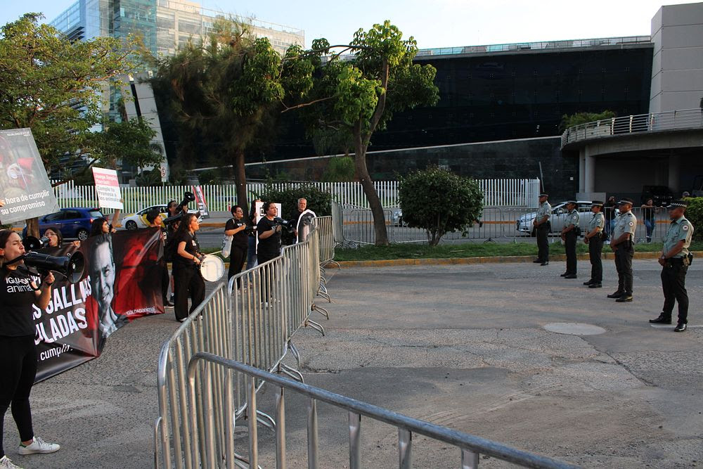Fuerza Pública en Guadalajara contra activistas