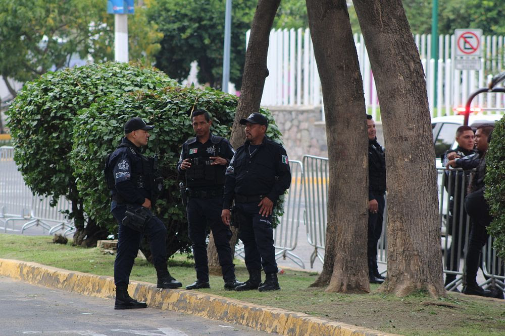 Fuerza Pública en Guadalajara contra activistas
