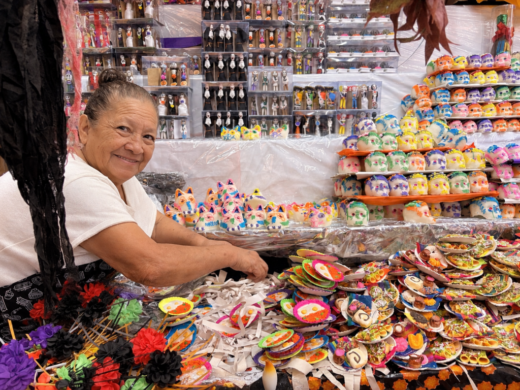 Crece venta de figuras de animales para la ofrenda