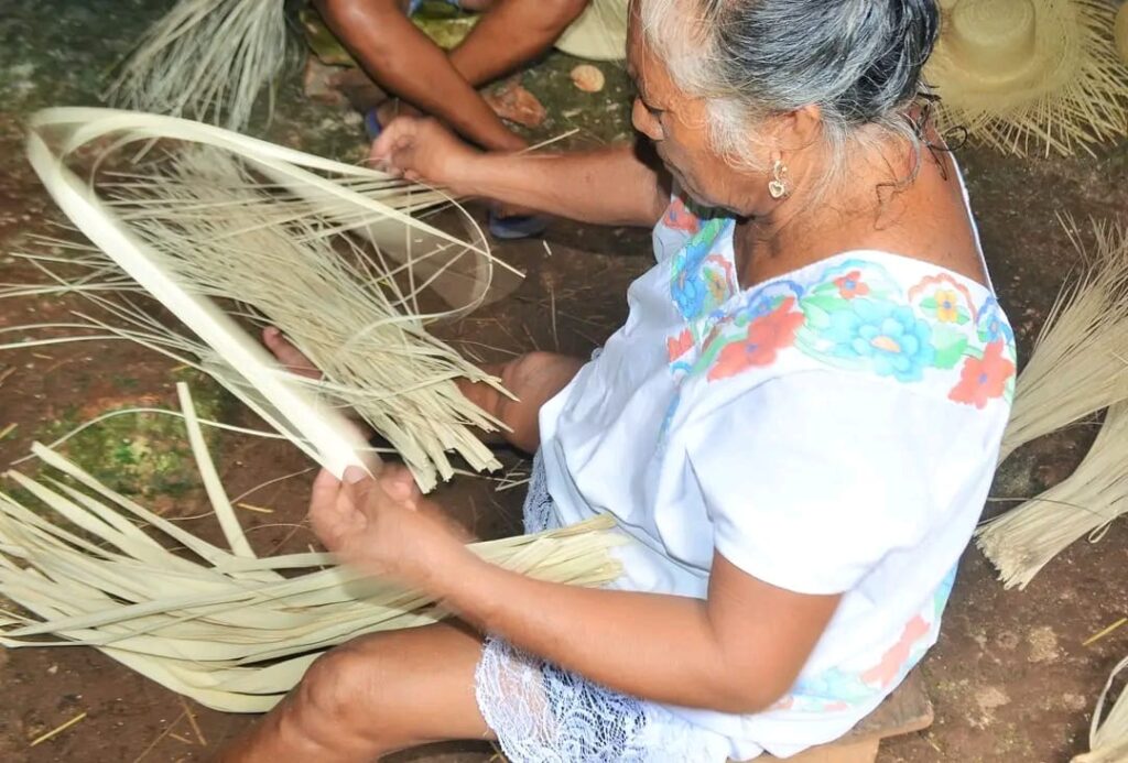 Mantienen viva la tradición de los sombreros de guano