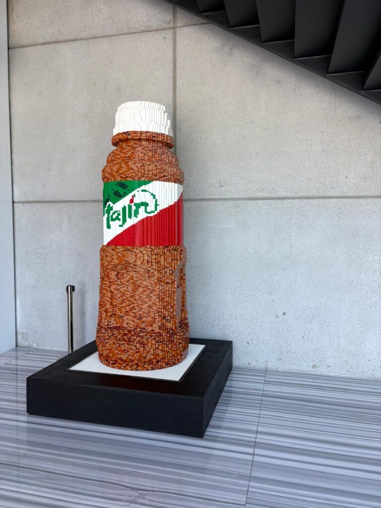 Presentan pieza artística exclusiva creada por LEGO®